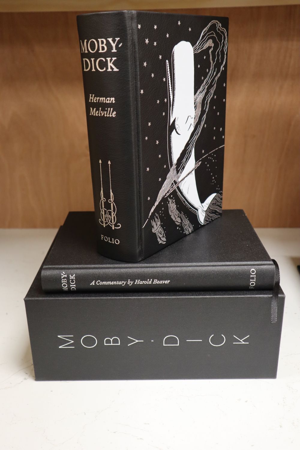 Folio Society - Melville, Herman - Moby Dick, limited edition number 183 of 1750, black leather blocked in white and silver, illustrate